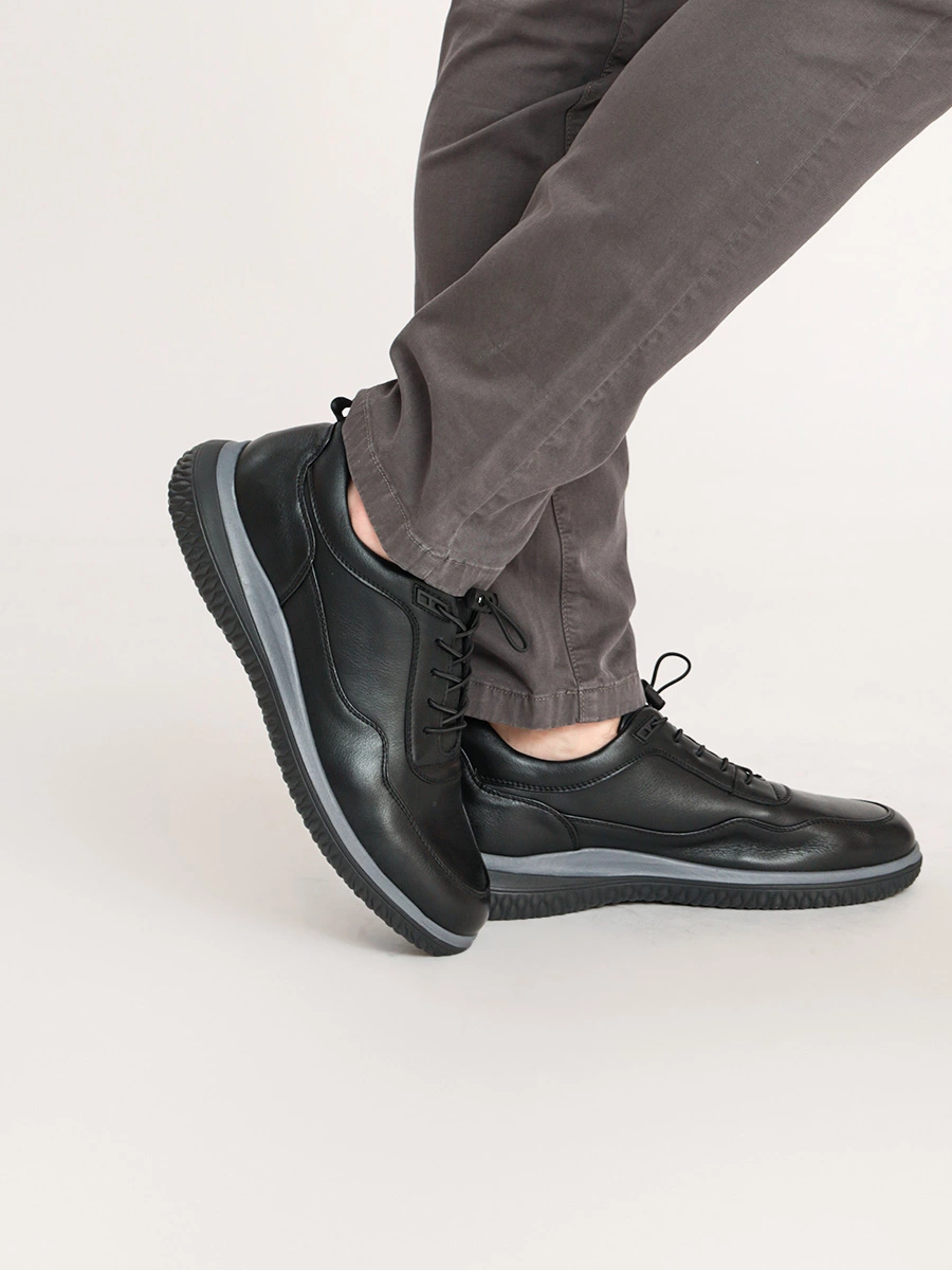 Кроссовки черные на эластичной шнуровке